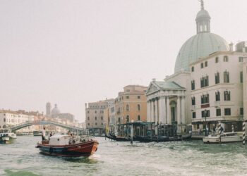 Big Rig Travels: A Glimpse into the Life of Long-Haul Truckers