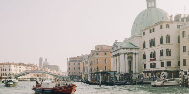 Big Rig Travels: A Glimpse into the Life of Long-Haul Truckers